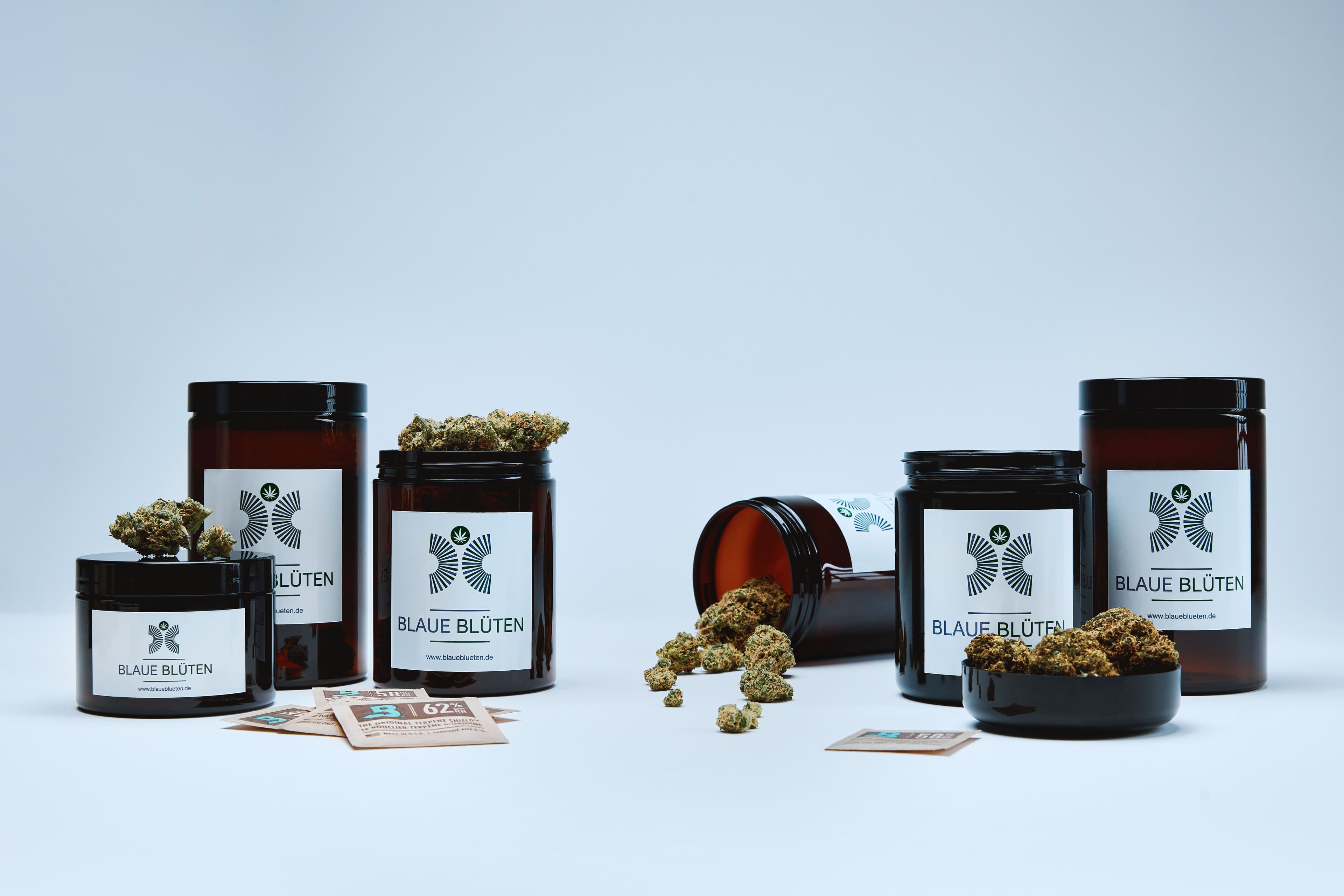 Braungläser mit Cannabisblüten und dem Blaue Blüten Logo